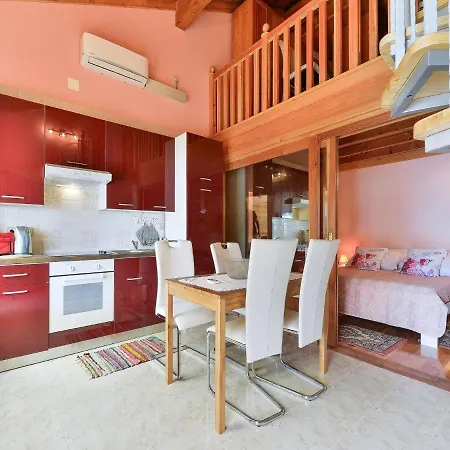 Cosy Holiday In With Swimming Pool