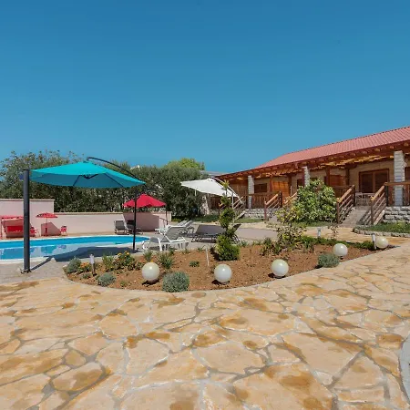 Cosy Holiday In With Swimming Pool *